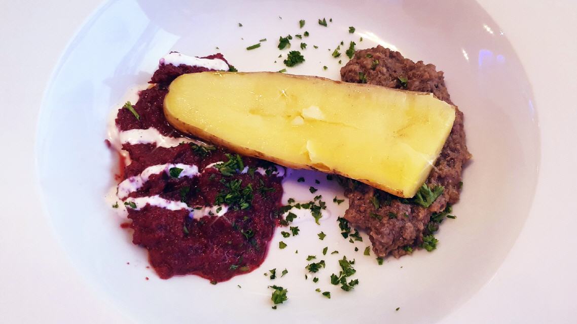 Haggis, rote Beete, Sauerrahm, Bamberger Hörnchen