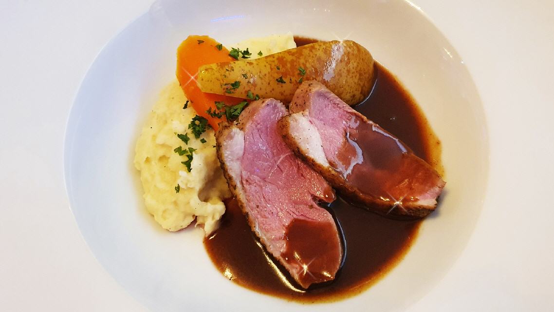 Entenbrust, Vanille-Pastinakenpüree, Whisky-Birne
