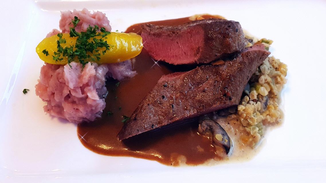Lammrücken, Heiderot, Linsenpilzragout, Whiskyrahm