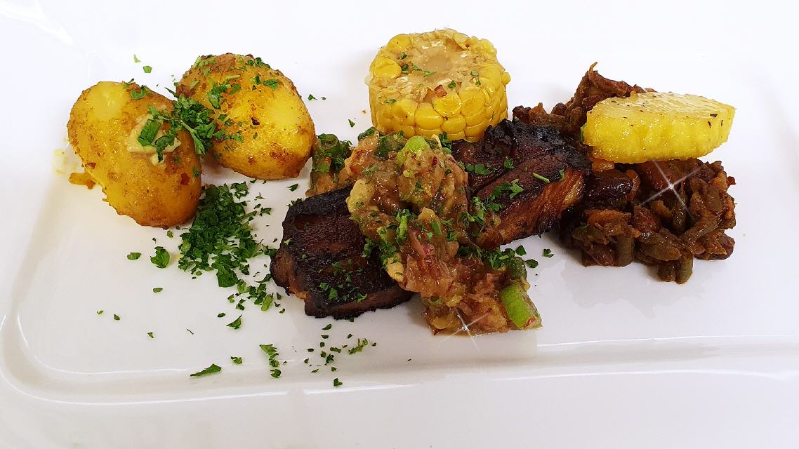 5. Gang: Jerk Ribs, Karibische Ananas-Salsa, Bohnen