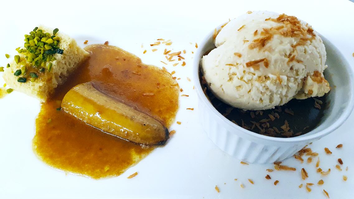 6. Gang: Kaffeecreme, flambierte Banane, Baba au Rum, Kokoseis