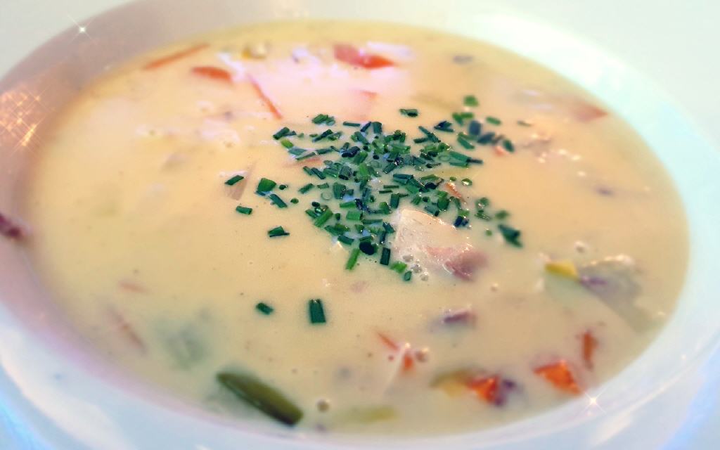 Hühnersuppe mit Backpflaumen
