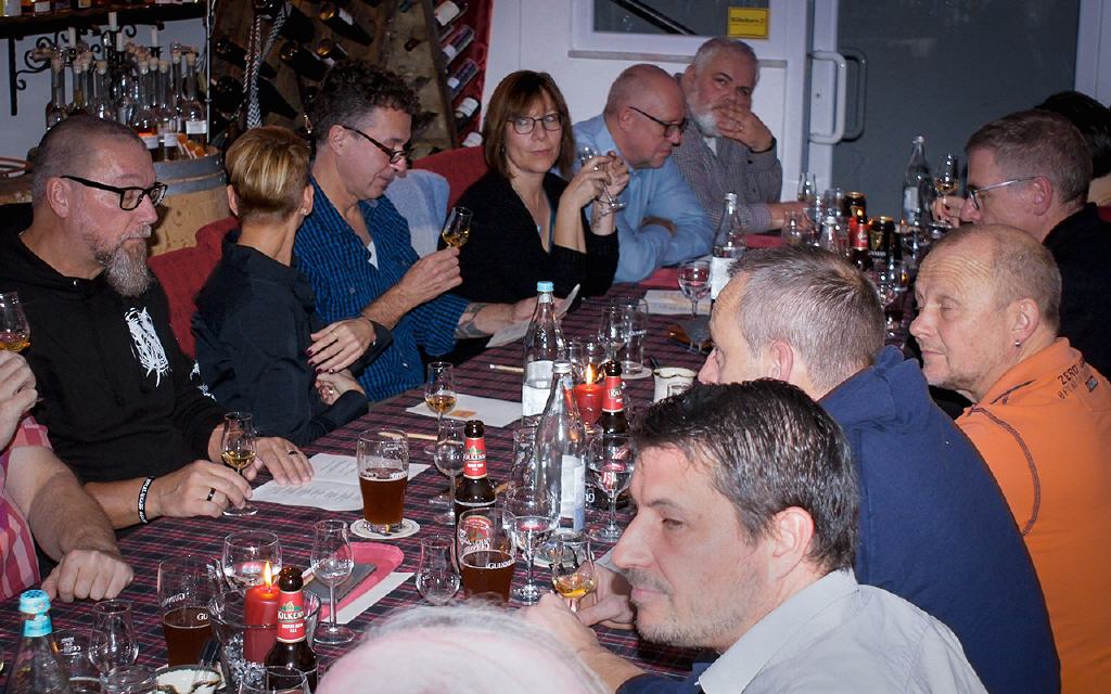Gemeinsam genüssliches Warten auf Gang 6.