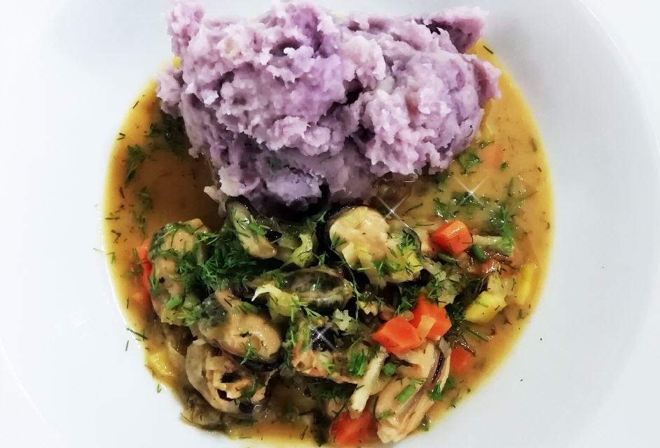 RAGOUT OF MUSSELS IN LOBSTERSAUCE WITH BLUE MASHED POTATOES