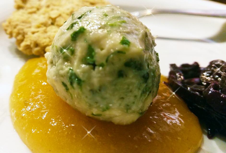 OAT CAKES WITH CHEDDAR, STILTON & MANDO CHUTNEY