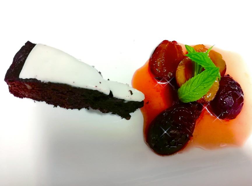 Chocolate-Whisky-Cake, flambéed Plums