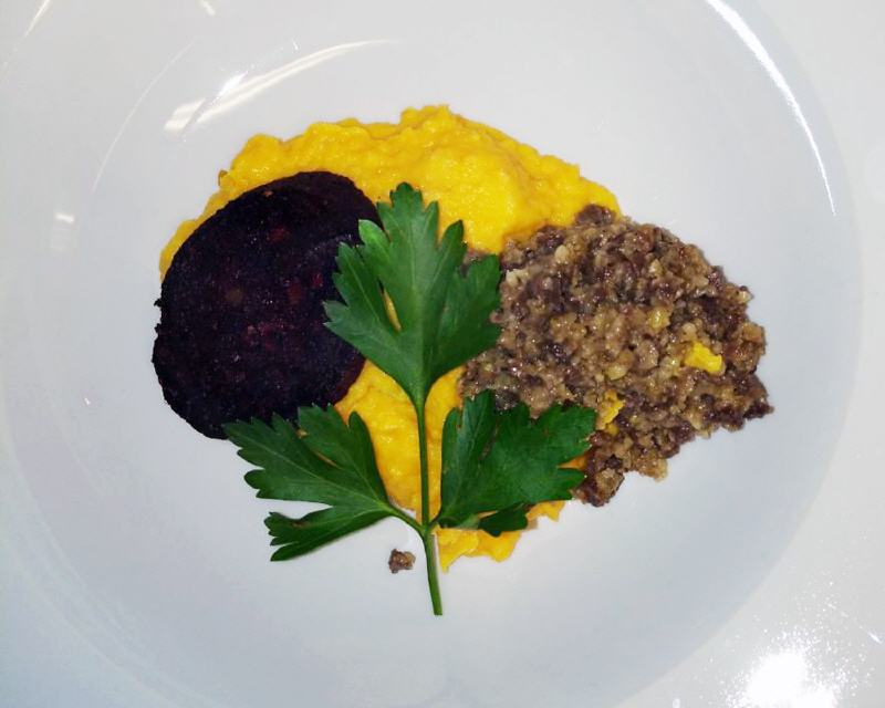 Karottenpüree mit Haggis und gebratener Blutwurst