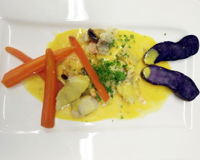 Steinbeisser und Muscheln in Limetten-Safransauce, karamelisierte Karotte und Vite Lotte